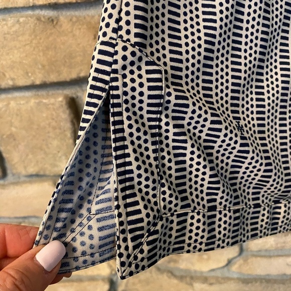 Tory Burch Women’s Black White Blouse Print Collar Poly Lightweight EUC size M - Picture 7 of 14